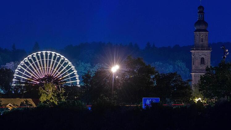Für kurze Zeit das eigentliche Wahrzeichen von Erlangen: Das Riesenrad der Bergkirchweih. Foto: News5