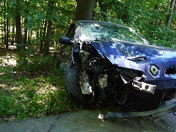 Nur mehr Schrottwert hat das Auto, nachdem es vorne und hinten zwei Bäume touchiert hat.  Foto: Pauline Lindner