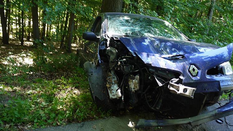 Nur mehr Schrottwert hat das Auto, nachdem es vorne und hinten zwei Bäume touchiert hat.  Foto: Pauline Lindner