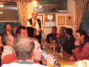 Vorsitzender Kurt Gohlke gesteht bei seinen Ausführungen Fehler ein. Fotos: Johanna Blum