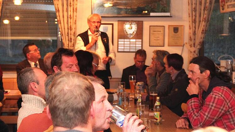 Vorsitzender Kurt Gohlke gesteht bei seinen Ausführungen Fehler ein. Fotos: Johanna Blum