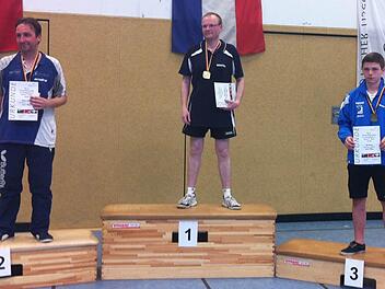 Das Sander Nachwuchstalent Pit Panzer (rechts) bei der Siegerehrung in Mölln.