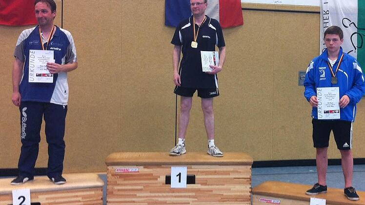 Das Sander Nachwuchstalent Pit Panzer (rechts) bei der Siegerehrung in Mölln.