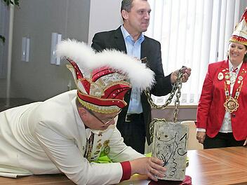 Der Rathausschlüssel dürfte für die Besenbinder in diesem Jahr nicht ganz leicht sein. Der Gemeindebauhof hat ganze Arbeit geleistet und ihn mit einem Stein fest verbunden. Im Bild v.l. Präsident Thorsten Ott, Bürgermeister Ludwig Wahl und Vizepräsidentin Melanie Reuter Foto: Evi Seeger