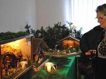 Große und kleine Krippen aus den verschiedensten Materialien gab es in Riedenberg zu bestaunen. Foto: Evelyn Schneider