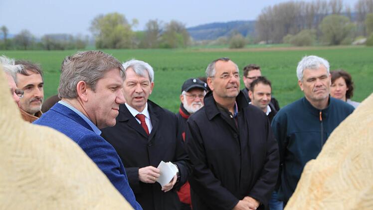 Blick durch die Sandstein-Skulptur (von links): Künstler Reinhart, MdB Schwarz, Landrat Kalb, Bürgermeister Kohmann und Bürgermeister Storath Foto: Matthias Einwag