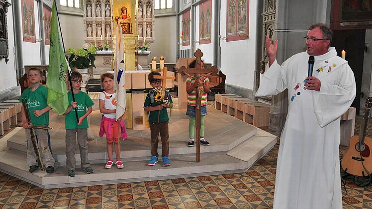Diakon Manfred Griebel (rechts) feierte mit den Wallfahrern der ersten Kindegarten-Sternwallfahrt zur Ritterkapelle in Haßfurt eine kleine Andacht.