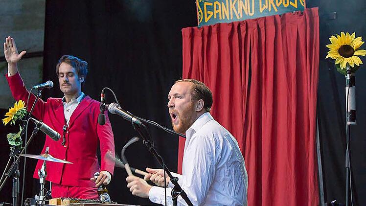 Gankino Circus beim Auftritt im Tambacher Schlosshof.Foto: Albert Höchstädter