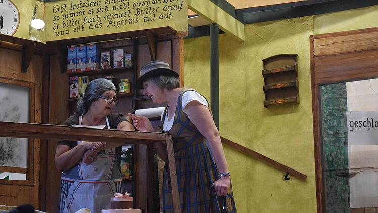 Trude Schwarzt (gespielt von Gabriele Munzert) trägt den Dorfklatsch an Hilde Becker (Bettina Ruppert) weiter. Foto: Daniela Pondelicek