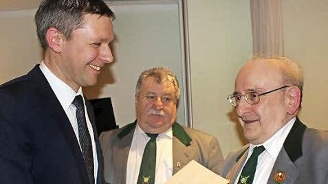Bürgermeister Marco Steiner ehrt Arno Bäz im Beisein des Vorsitzenden Herbert Krug (Mitte). Foto: Manja von Nida