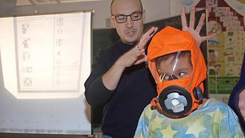 Fabian Wahler probiert Sheila eine Brandschutzhaube an.
