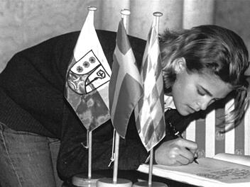 1995 zu Gast in der Region: Prinzessin Madeleine von Schweden (hier beim Eintrag ins Goldene Buch der Stadt Rödental).Foto: CT-Archiv/Klaus Wöhner