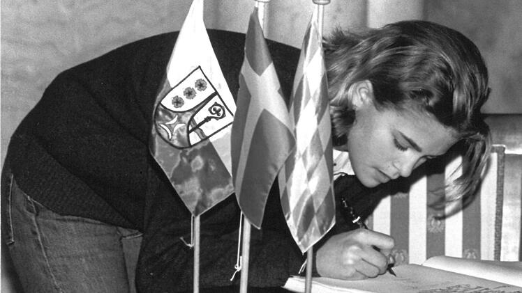 1995 zu Gast in der Region: Prinzessin Madeleine von Schweden (hier beim Eintrag ins Goldene Buch der Stadt Rödental).Foto: CT-Archiv/Klaus Wöhner