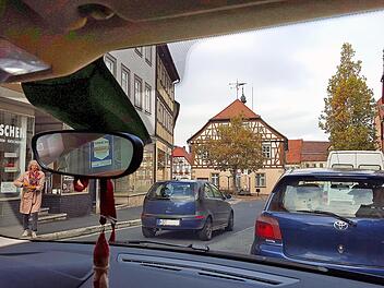 Das oft chaotische Parken in der Innenstadt von Münnerstadt wurde in der Bürgerversammlung in Brünn heftig kritisiert. Bürgermeister Blank teilte mit, dass auf längere Sicht die Hauptdurchgangsstraße in drei Etappen saniert werden muss. Dazu müssen aber erst Parkplätze am Stadtrand geschaffen werden. Foto: Dieter Britz