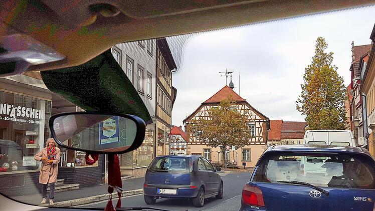 Das oft chaotische Parken in der Innenstadt von Münnerstadt wurde in der Bürgerversammlung in Brünn heftig kritisiert. Bürgermeister Blank teilte mit, dass auf längere Sicht die Hauptdurchgangsstraße in drei Etappen saniert werden muss. Dazu müssen aber erst Parkplätze am Stadtrand geschaffen werden. Foto: Dieter Britz