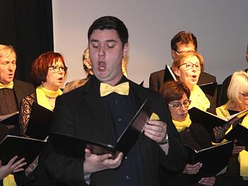 Als Solist zeigte Matthias Strätz, ehemaliger "Regensburger Domspatz", seine tolle Stimme.Günther Geiling