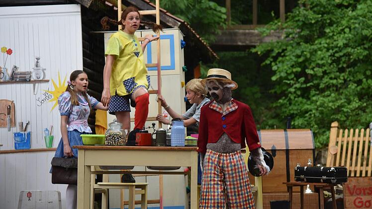 Tommy und Annika sind begeistert von Pippi, die nun in der Villa Kunterbunt wohnt. Foto: Gabi Arnold
