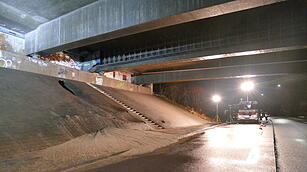 Wassermassen reißen Loch in Hafenbrücke - Frankenschnellweg in Nürnberg gesperrt