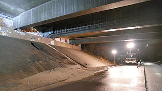 Wassermassen reißen Loch in Hafenbrücke - Frankenschnellweg in Nürnberg gesperrt