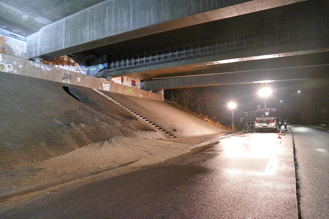 Wassermassen reißen Loch in Hafenbrücke - Frankenschnellweg in Nürnberg gesperrt