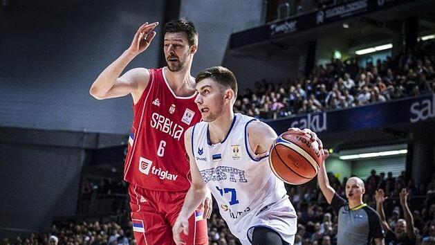 Der f&uuml;r den Zweitlilgisten Baunach spielende Kristian Kullam&auml;e (rechts) f&uuml;hrte Estland zum Sieg &uuml;ber Serbien, bei denen der Ex-Bamberger Stevan Jelovac (links) mit 19 Punkten Topscorer war. Foto: Fiba