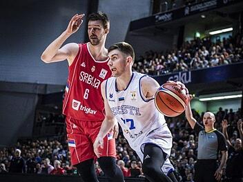 Der für den Zweitlilgisten Baunach spielende Kristian Kullamäe (rechts) führte Estland zum Sieg über Serbien, bei denen der Ex-Bamberger Stevan Jelovac (links) mit 19 Punkten Topscorer war. Foto: Fiba