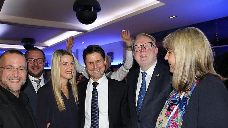 Im Hintergrund jubelt Max Beyersdorf (weiße Ärmel) über die Nominierung. Ansonsten freuen sich (von links): CSU-Kreisvorsitzender René Boldt, Landrat Sebastian Straubel, Heike und Christian Meyer, Hans Michelbach und Birgit Weber.Oliver Schmidt