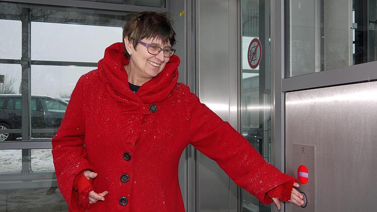 Behindertenbeauftragte Renate Schubart-Eisenhardt testet den noch nicht einsatzfähigen Aufzug. - Foto: Berthold Köhler