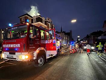 Die Feuerwehr löschte einen Brand in einer Wohnung in der Kronacher Straße. Das Feuer brach wahrscheinlich in einer Küche aus.