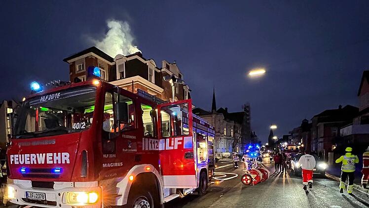 Die Feuerwehr löschte einen Brand in einer Wohnung in der Kronacher Straße. Das Feuer brach wahrscheinlich in einer Küche aus.