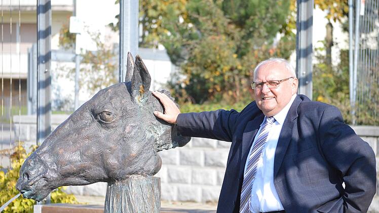 Siegfried Erhard im Jahr 2013, auf dem Platz vor dem Oerlenbacher Rathaus. Damals hatte er entschieden, nicht mehr für das Bürgermeisteramt zu kandidieren.  Foto: Archiv Isolde Krapf