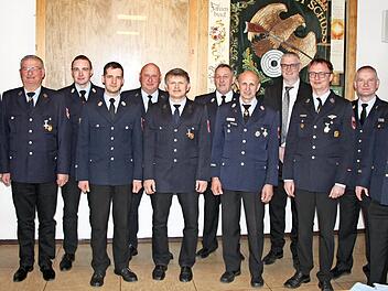 Die langjährig aktiven Feuerwehrleute von Hausen und Wimmelbach wurden von Landrat Hermann Ulm und der Kreisführung geehrt.