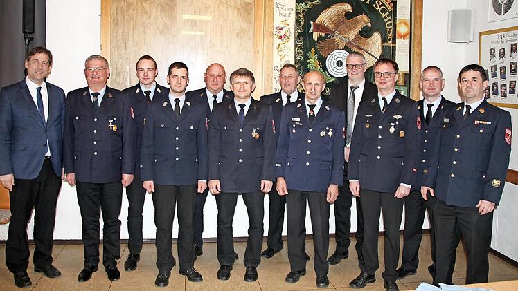 Die langjährig aktiven Feuerwehrleute von Hausen und Wimmelbach wurden von Landrat Hermann Ulm und der Kreisführung geehrt.