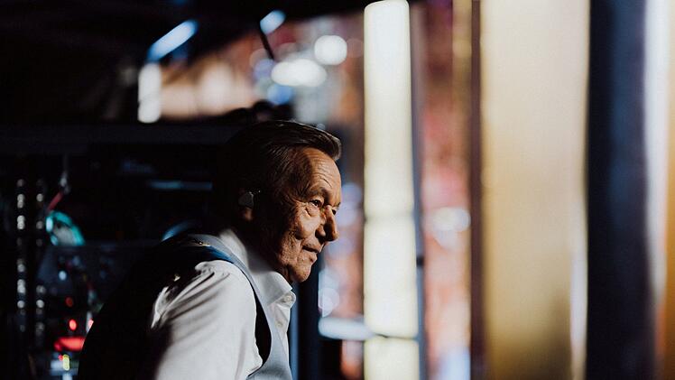 Der Kinofilm &uuml;ber Roland Kaiser f&uuml;hrt auch hinter die B&uuml;hne und begleitet den S&auml;nger in ruhigen, nachdenklichen Momenten vor und nach den Konzerten.