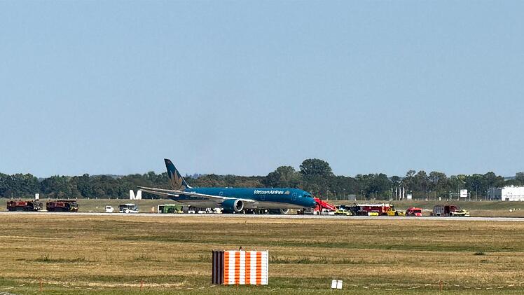 Flugzeug kehrt nach Start am M&uuml;nchner Flughafen um