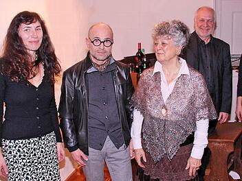 Lesung: die Autorin Agnes Hidveghy (Mitte) mit den Musikern Radka Ludova-Remmler und Fridolin Remmler (beide rechts) sowie (links) Buch-Illustratorin Margit Aumüller und Galerist Thomas Pfarr.  Foto: Dieter Britz