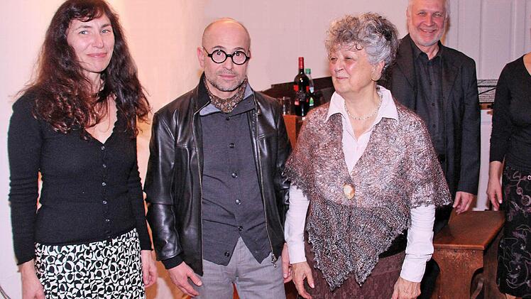 Lesung: die Autorin Agnes Hidveghy (Mitte) mit den Musikern Radka Ludova-Remmler und Fridolin Remmler (beide rechts) sowie (links) Buch-Illustratorin Margit Aumüller und Galerist Thomas Pfarr.  Foto: Dieter Britz