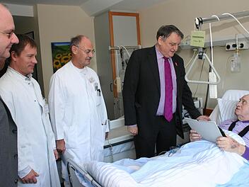 Joachim Laugwitz und Eberhard Irlinger erkundigten sich bei Matthias Preidt (v. l.) nach dessen Befinden. Foto: Evi Seeger