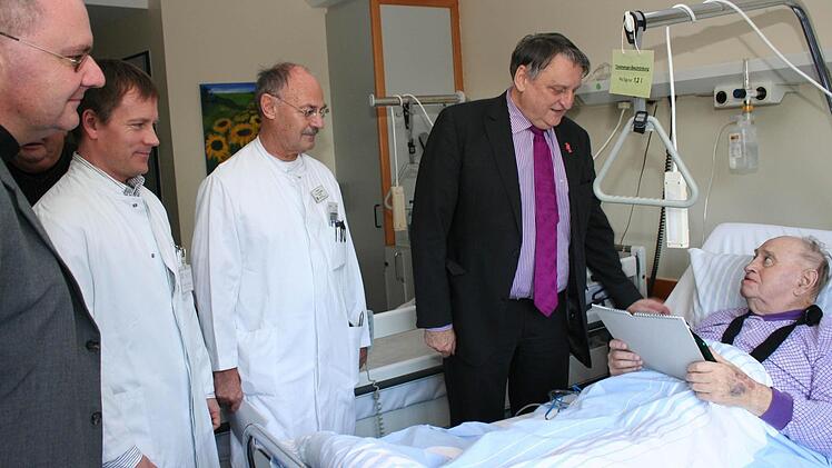 Joachim Laugwitz und Eberhard Irlinger erkundigten sich bei Matthias Preidt (v. l.) nach dessen Befinden. Foto: Evi Seeger