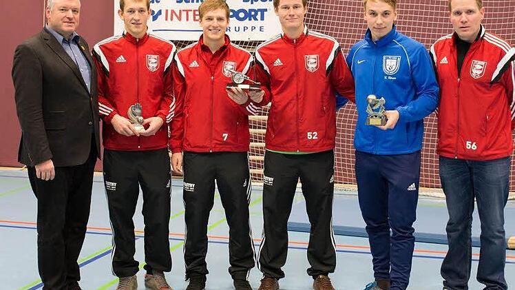 Die besten Turnierspieler nach der Ehrung, von links Bürgermeister Jürgen Hennemann, Josef Weiß (bester Torhüter), Christian Ammon (Torschütze), Simon Fischer (Torschütze), Konstantin Körner (bester Feldspieler) und Turnierleiter Michael Schnitzer