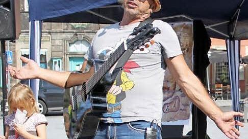 Jede Menge Lieder zum Mitsingen bot der Kinderliedermacher Gerhard Dier.