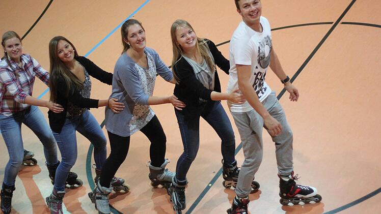 Kommen ganz schön ins Schwitzen und haben trotzdem Spaß: Die Inliner, die mit Szenen aus dem Starlight Express für Furore sorgen wollen.  Fotos: Angelika Silberbach
