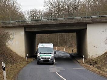 Entsteht ein Fuß-/Radweg entlang der Gemeindeverbindungsstraße Wonfurt-Hainert? Mit dieser Frage befasste sich der Gemeinderat. Der Wunsch wurde laut, weil die Unterführung unter der Autobahn (im Bild) und die Brücke über die Autobahn als gefährlich gelten.  Foto: Ulrike Langer
