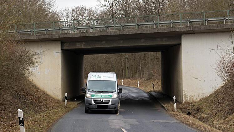 Entsteht ein Fuß-/Radweg entlang der Gemeindeverbindungsstraße Wonfurt-Hainert? Mit dieser Frage befasste sich der Gemeinderat. Der Wunsch wurde laut, weil die Unterführung unter der Autobahn (im Bild) und die Brücke über die Autobahn als gefährlich gelten.  Foto: Ulrike Langer