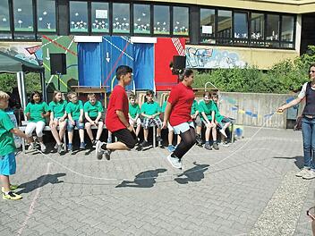 Ausdauernd Seilhüpfen war für die Schüler kein Problem.  Foto: E. Meißinger