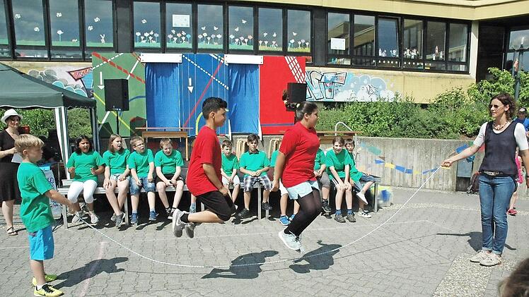 Ausdauernd Seilhüpfen war für die Schüler kein Problem.  Foto: E. Meißinger