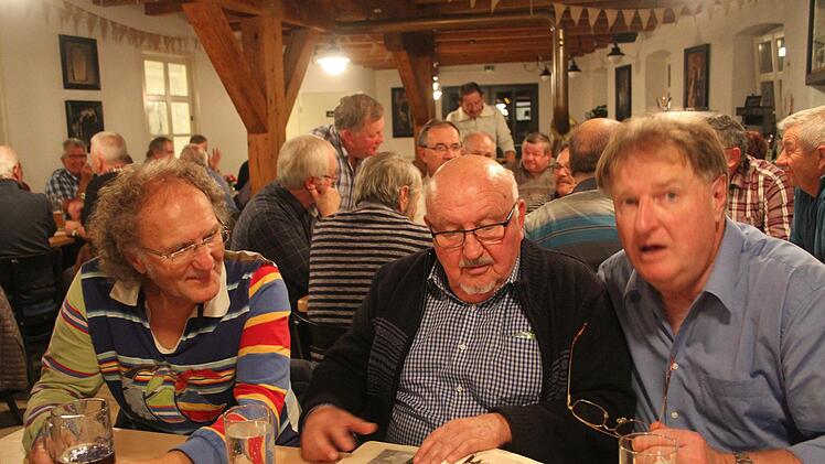 Heinz Schaller (71) blätterte mit Erich Wöchele (65) und Alfred Thurn (67) die alten Fotoalben durch. Foto: Sonny Adam