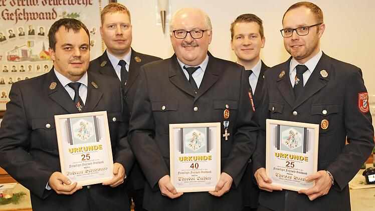 Ehrungen bei der Feuerwehr Geschwand: Das Bild zeigt von links Andreas Schuhmann, Thorsten Küchler, Theo Eichler, Martin Zellmann und Thomas Haas. Foto: Franz Galster