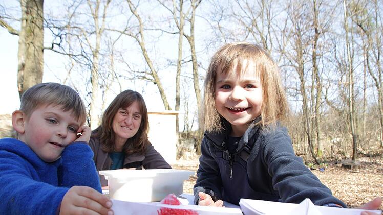 Erzieherin Claudia Smits mit Simon und Marie-Luise. Foto: Christian Bauriedel