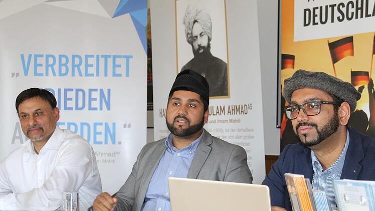 Sajid Ahmed Qureschi, Ahmad Arbab und Sabahodin Ahmed versprechen sich von einer auch im Landkreis Lichtenfels beginnenden Kampagne einen Beitrag gegen die Spaltung der Gesellschaft. Foto: Markus Häggberg